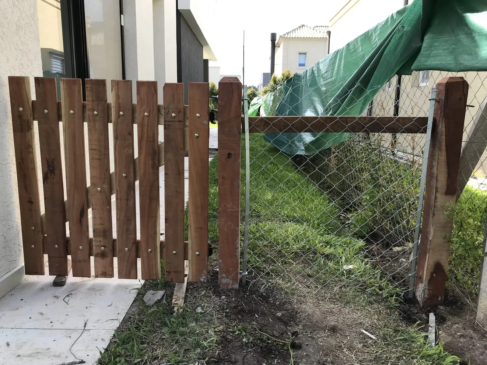Alambrado de tejido romboidal con postes de hormigón en un lote de zona norte (foto 1 de 6)