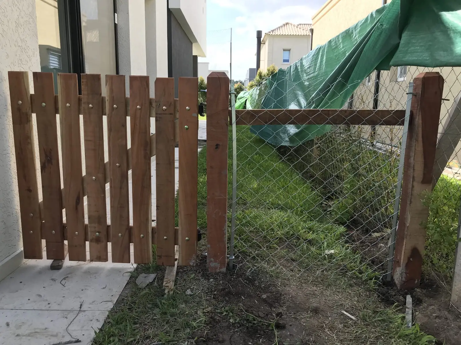 Alambrado de tejido romboidal con postes de hormigón en un lote de zona norte (foto 2 de 6)