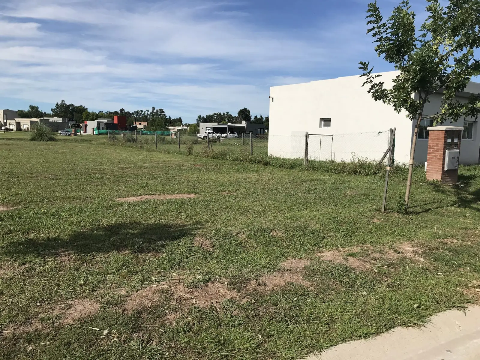 Alambrado de tejido romboidal con postes de hormigón en un lote de zona norte (foto 4 de 6)