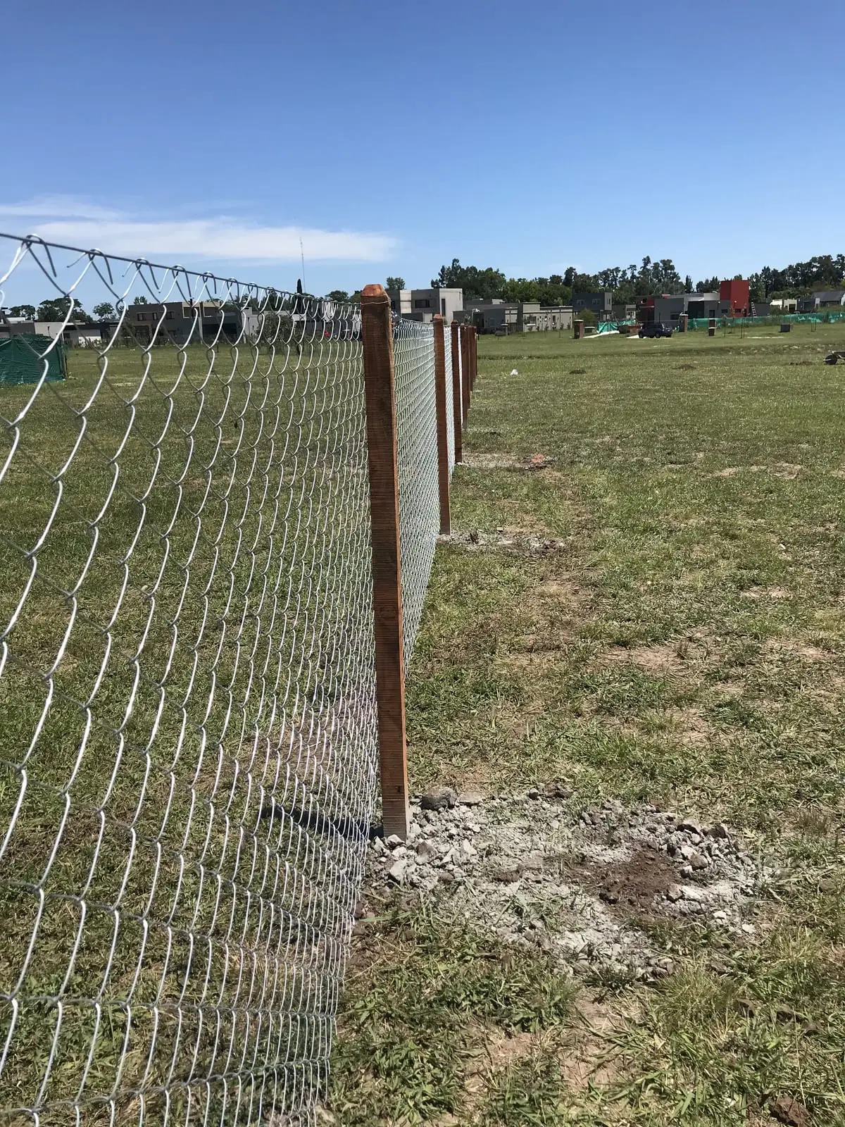 Alambrado de tejido romboidal con postes de hormigón en un lote de zona norte (foto 5 de 6)