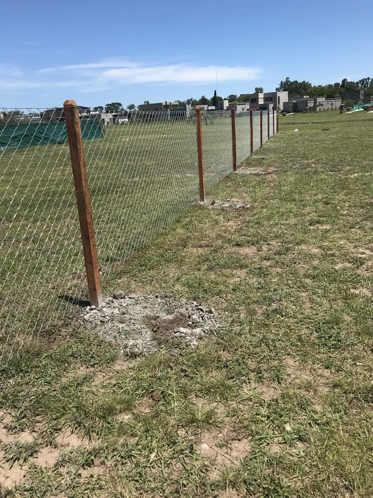 Alambrado de tejido romboidal con postes de hormigón en un lote de zona norte (foto 6 de 6)