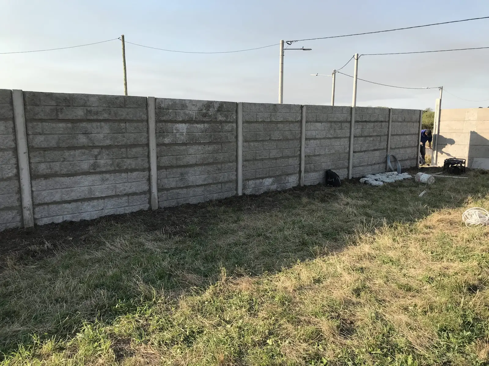 Cerco premoldeado de 2 m con concertina en un lote de Campana (foto 1 de 12)