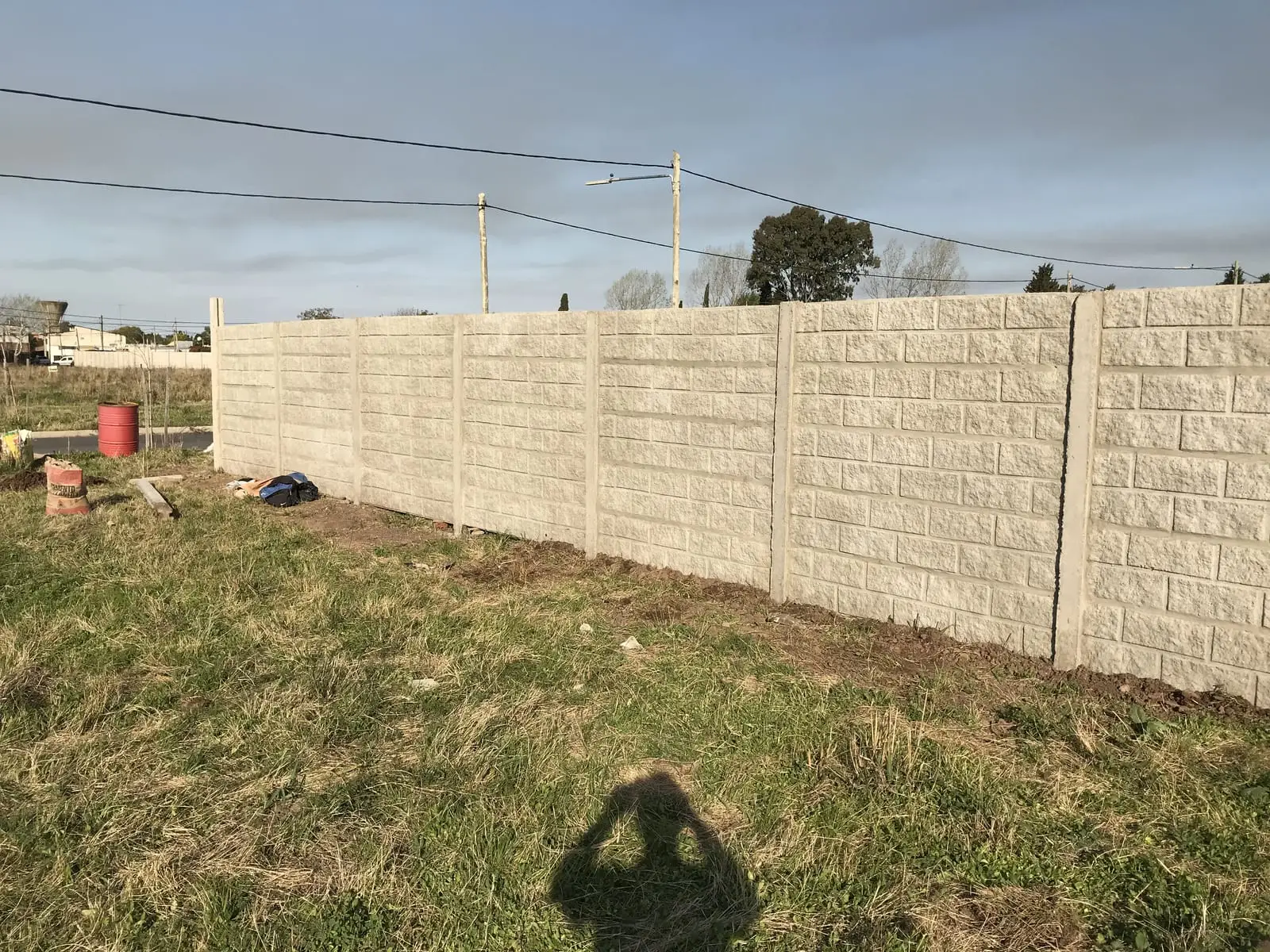 Cerco premoldeado de 2 m con concertina en un lote de Campana (foto 2 de 12)