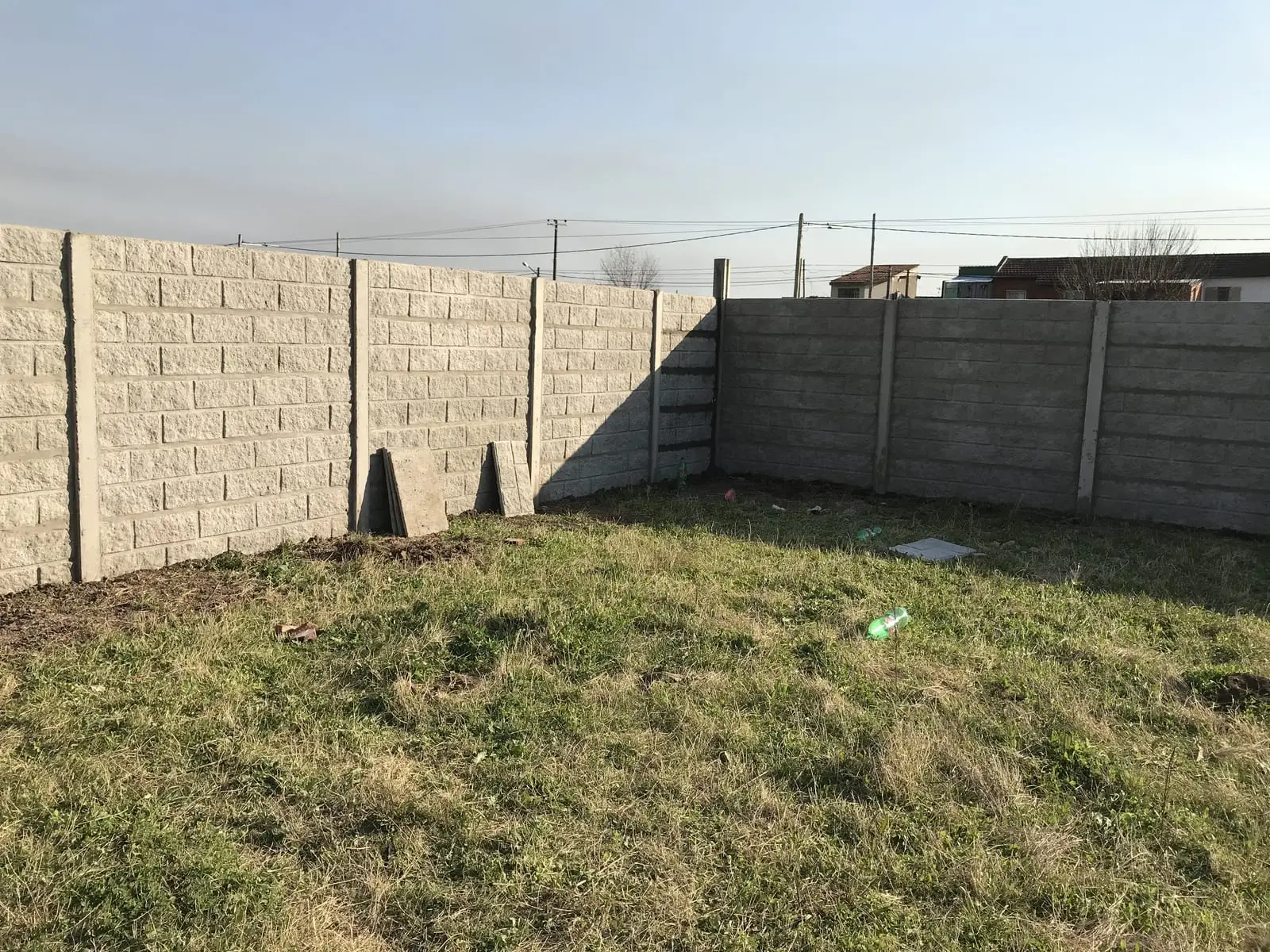 Cerco premoldeado de 2 m con concertina en un lote de Campana (foto 3 de 12)