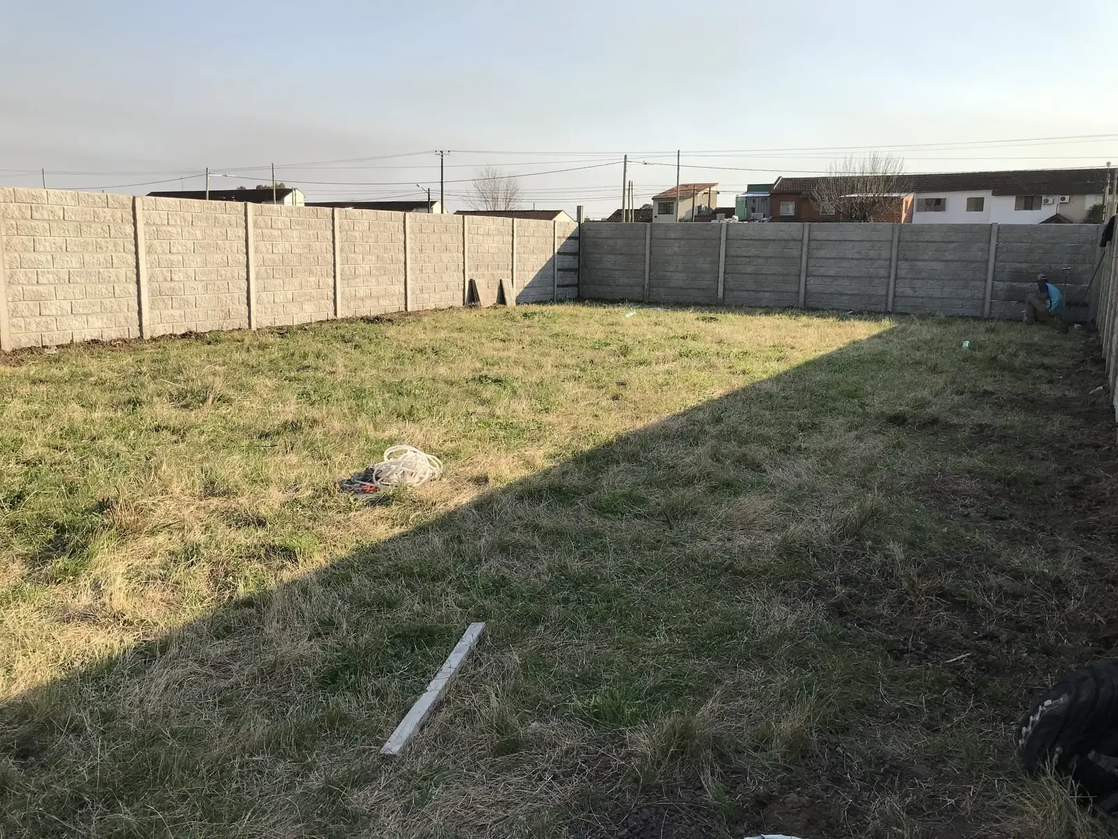 Cerco premoldeado de 2 m con concertina en un lote de Campana (foto 4 de 12)
