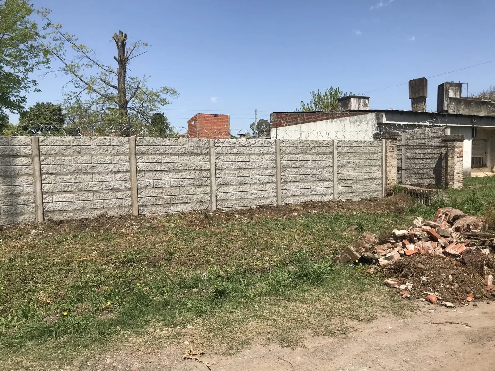 Cerco premoldeado de 2 m con concertina en un lote de Campana (foto 5 de 12)