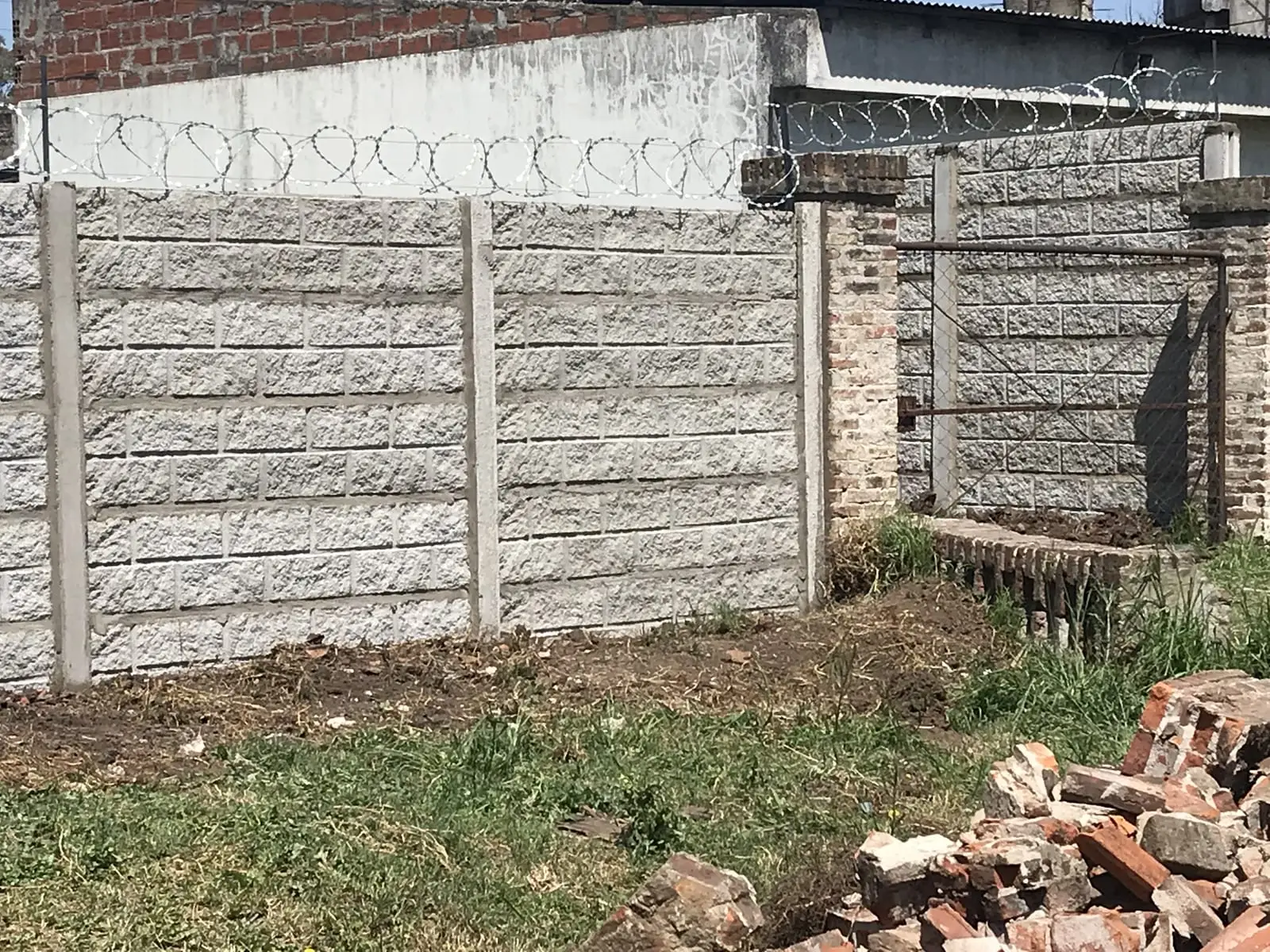 Cerco premoldeado de 2 m con concertina en un lote de Campana (foto 6 de 12)
