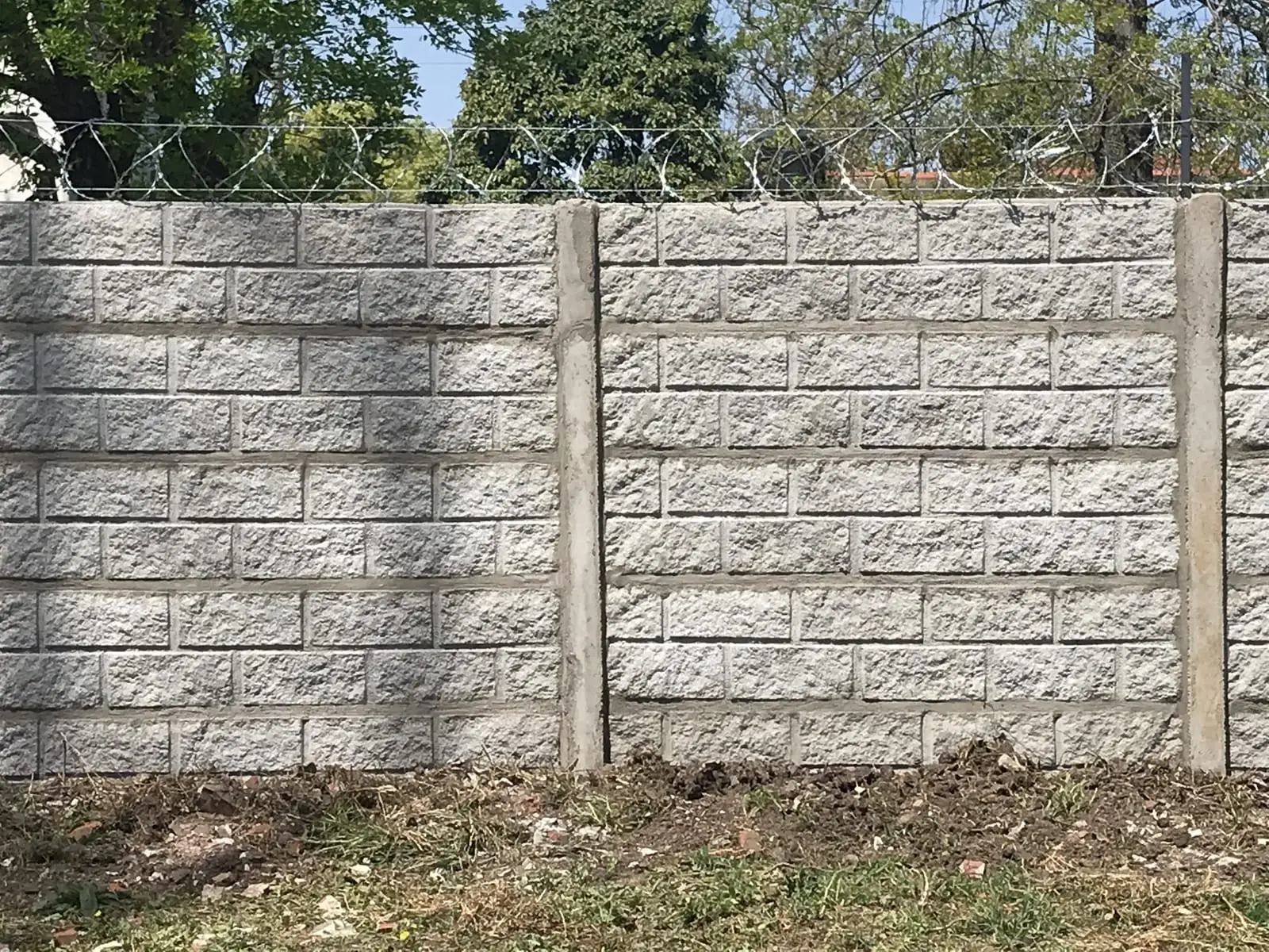 Cerco premoldeado de 2 m con concertina en un lote de Campana (foto 7 de 12)