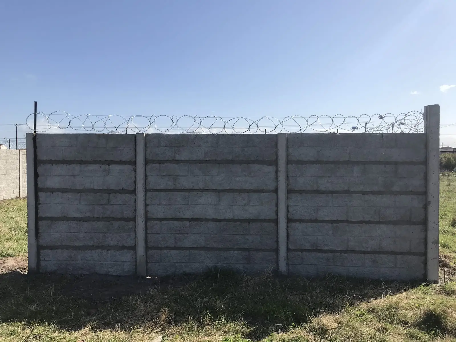 Cerco premoldeado de 2 m con concertina en un lote de Campana (foto 8 de 12)