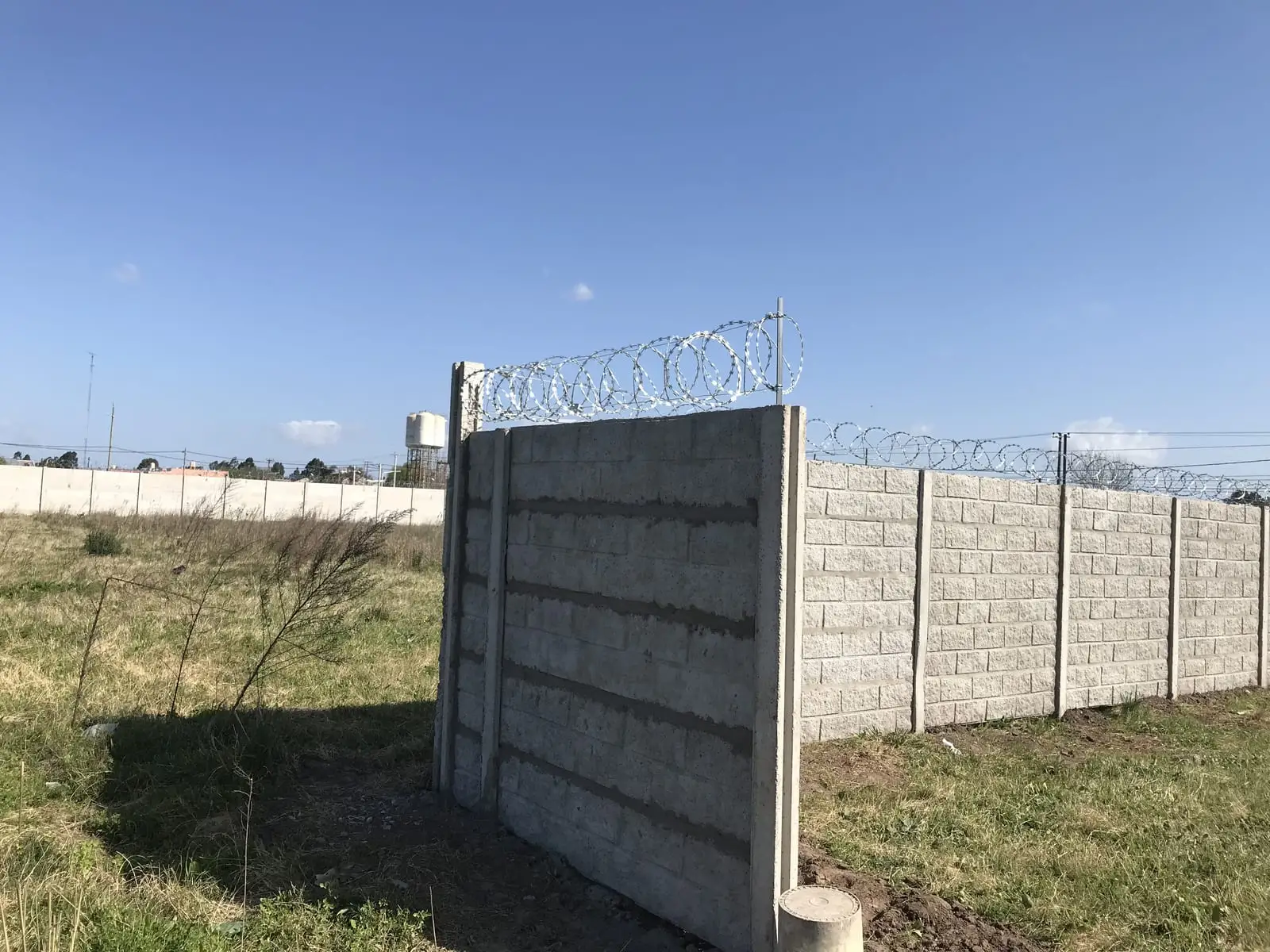 Cerco premoldeado de 2 m con concertina en un lote de Campana (foto 9 de 12)