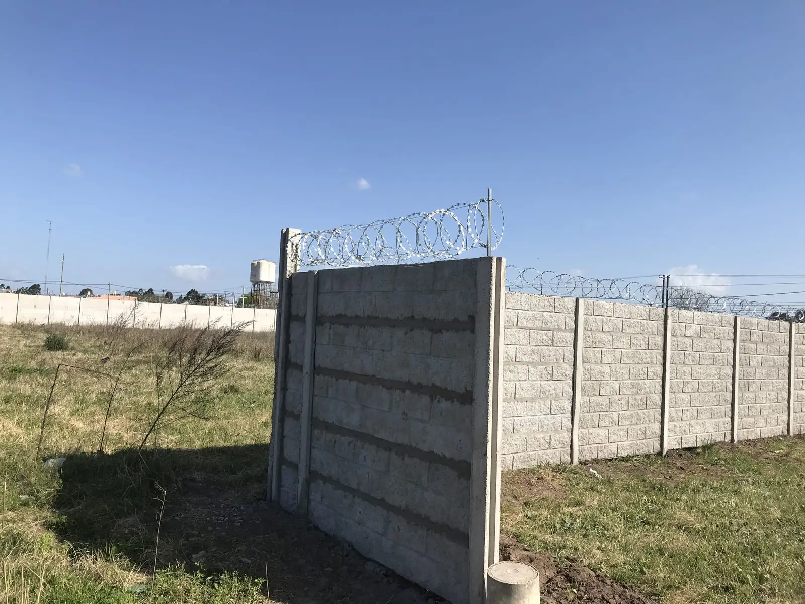 Cerco premoldeado de 2 m con concertina en un lote de Campana (foto 10 de 12)