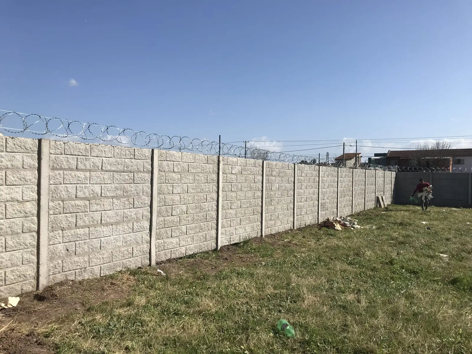 Cerco premoldeado de 2 m con concertina en un lote de Campana (foto 11 de 12)