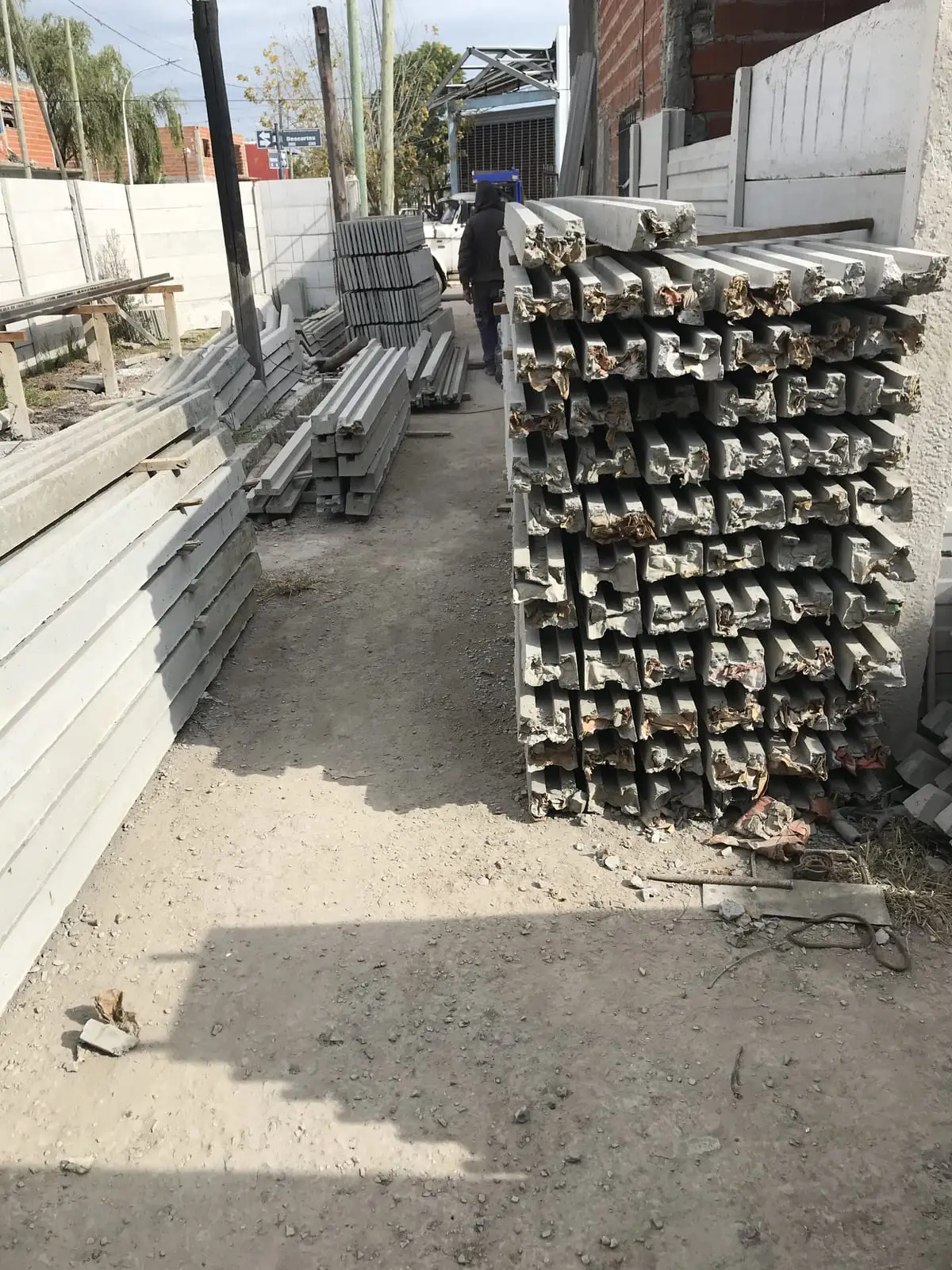 Placas y postes de hormigón premoldeado apilados en la fábrica de SC CERCOS (foto 1 de 8)