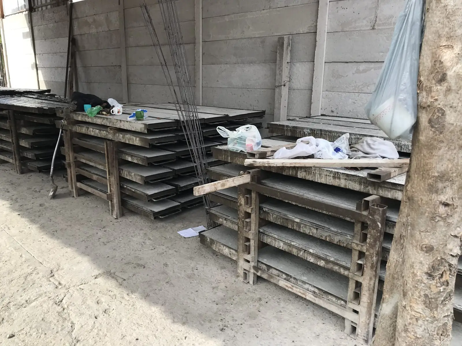 Placas y postes de hormigón premoldeado apilados en la fábrica de SC CERCOS (foto 3 de 8)