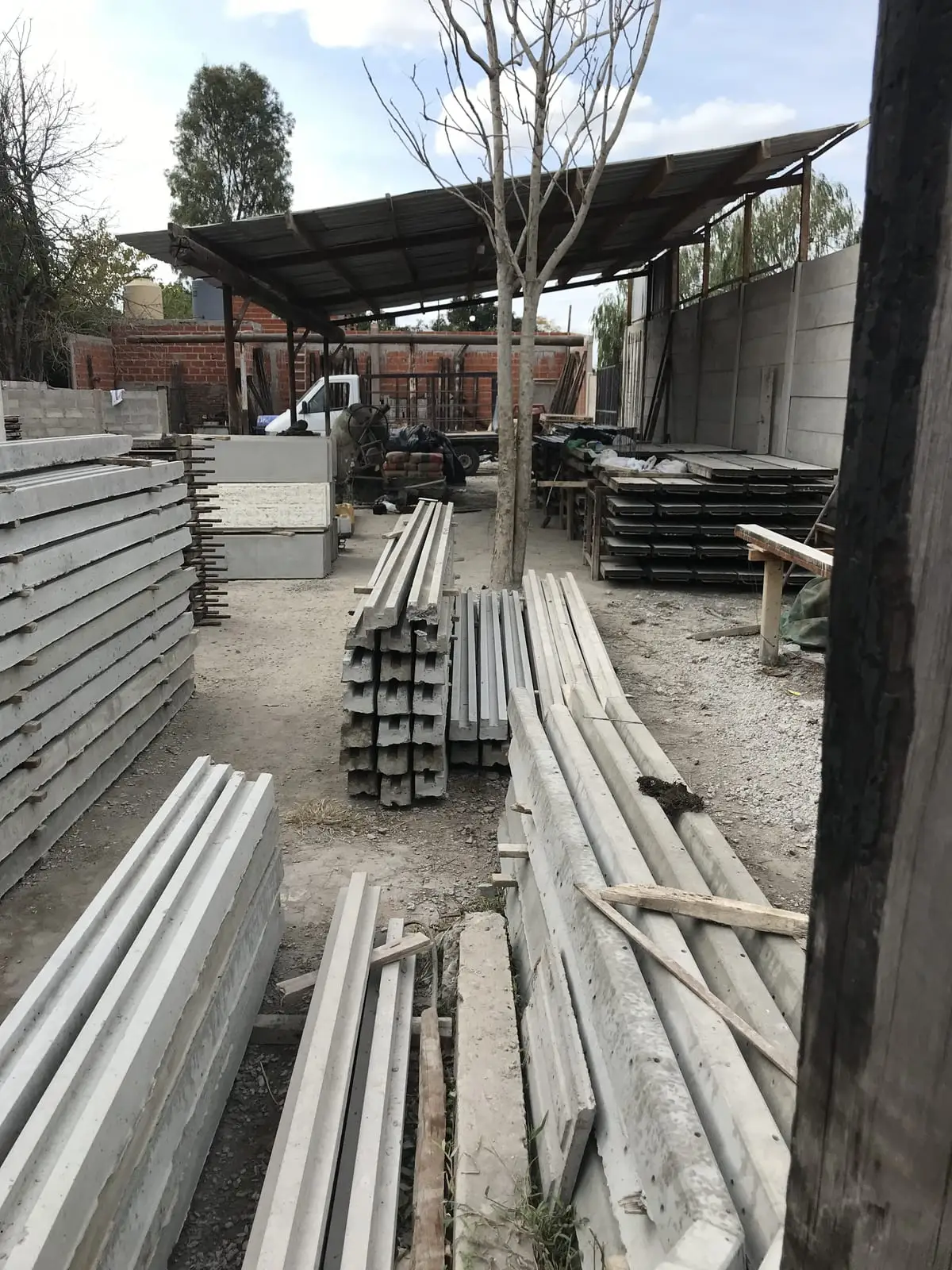 Placas y postes de hormigón premoldeado apilados en la fábrica de SC CERCOS (foto 4 de 8)