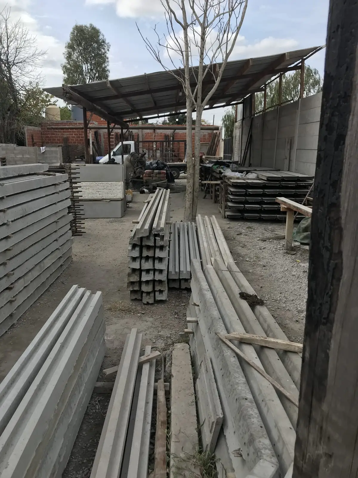 Placas y postes de hormigón premoldeado apilados en la fábrica de SC CERCOS (foto 5 de 8)