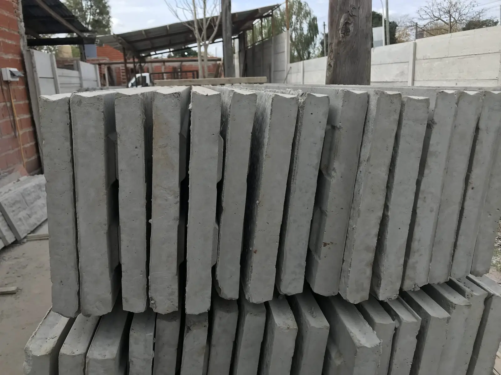 Placas y postes de hormigón premoldeado apilados en la fábrica de SC CERCOS (foto 6 de 8)