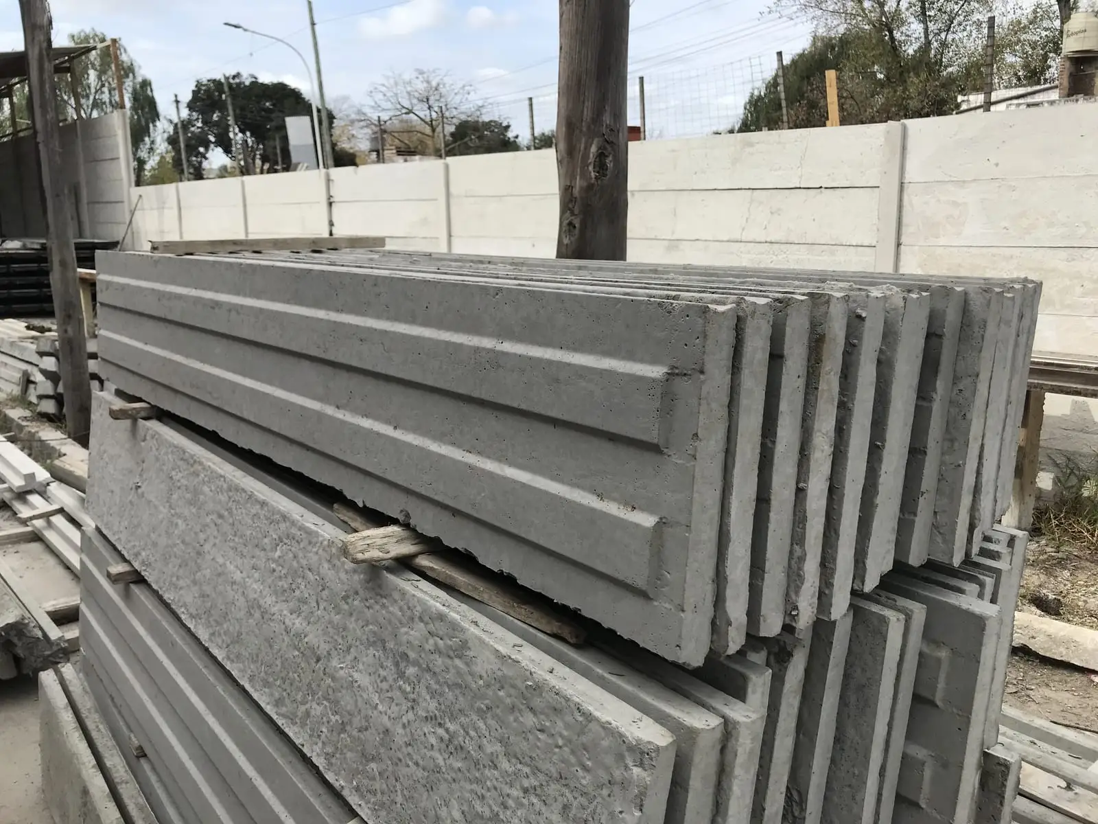 Placas y postes de hormigón premoldeado apilados en la fábrica de SC CERCOS (foto 7 de 8)