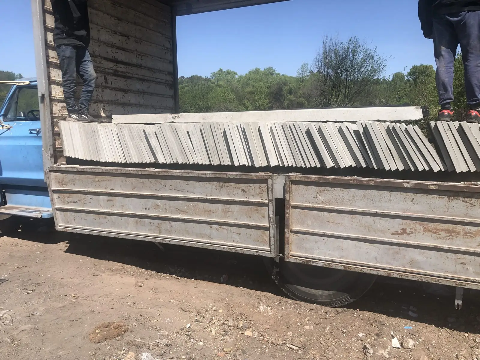 Placas y postes de hormigón premoldeado apilados en la fábrica de SC CERCOS (foto 8 de 8)