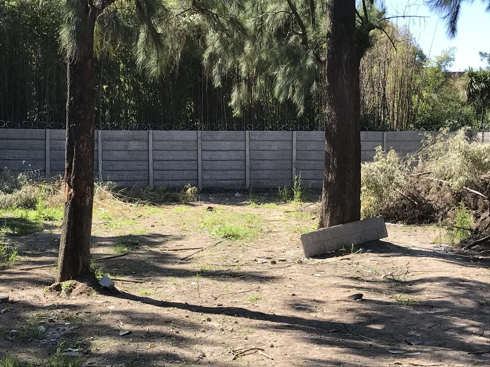 Cerco premoldeado de 70 metros y 2,40 m de alto en Moreno (foto 8 de 9)