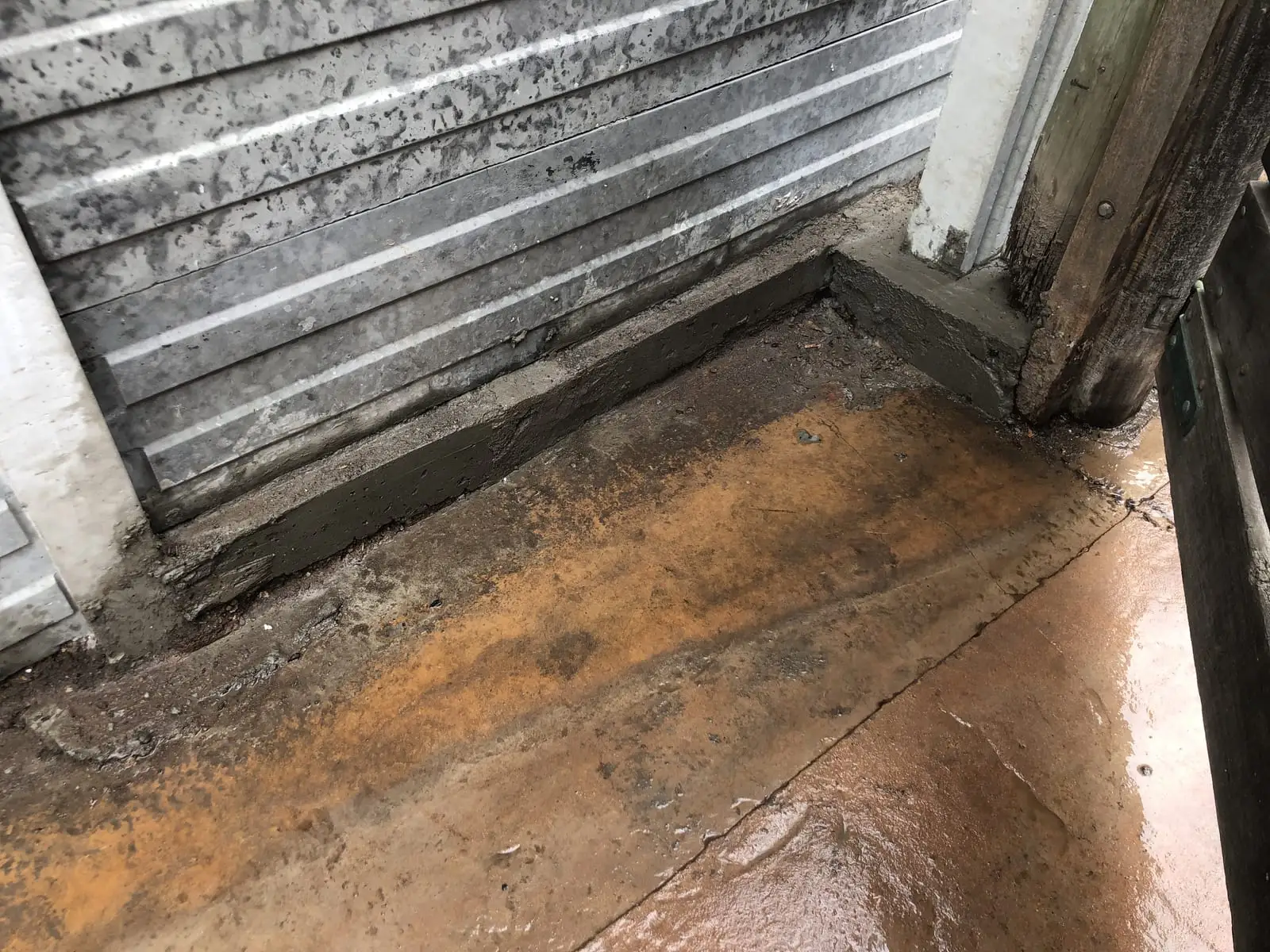 Cerco premoldeado antiguo con placas deterioradas, antes de la reparación (foto 1 de 4)