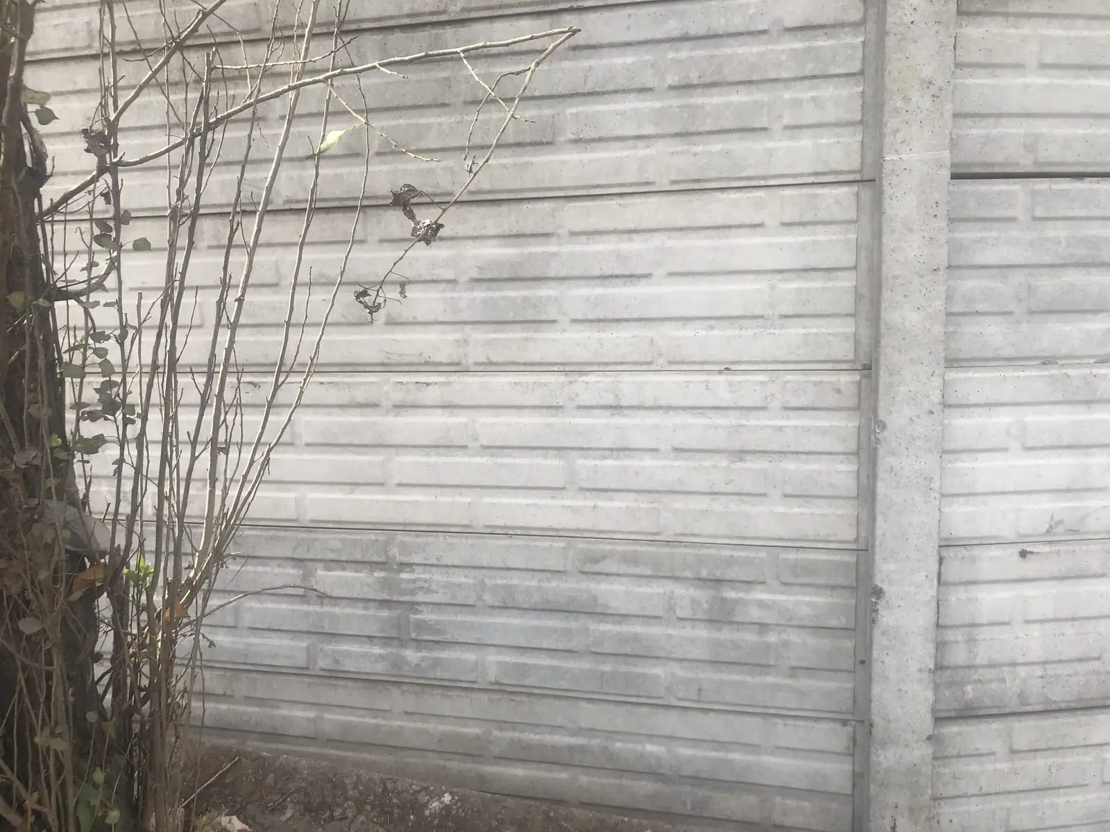 Cerco premoldeado antiguo con placas deterioradas, antes de la reparación (foto 4 de 4)